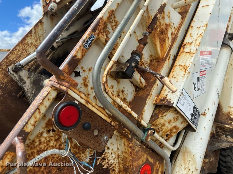 image for item EB2774 2004 Peterbilt 320 refuse truck