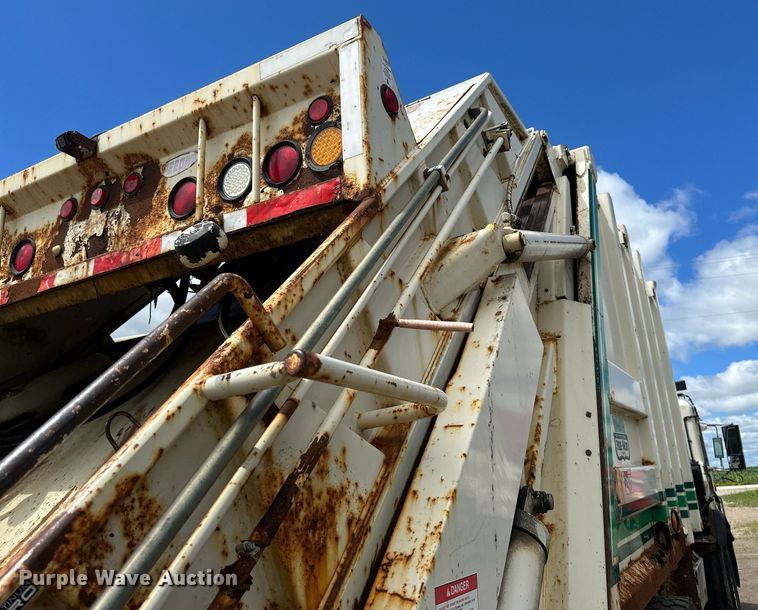 image for item EB2774 2004 Peterbilt 320 refuse truck