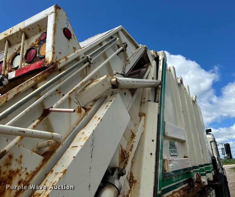 image for item EB2774 2004 Peterbilt 320 refuse truck