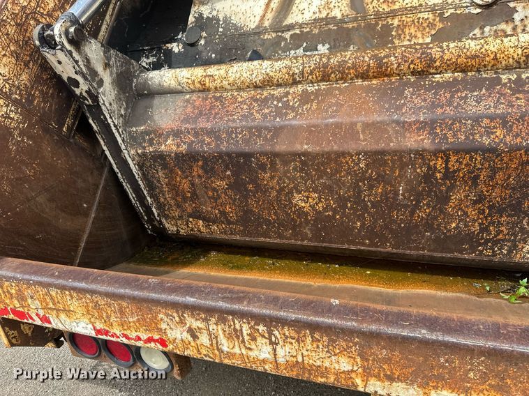 image for item EB2774 2004 Peterbilt 320 refuse truck