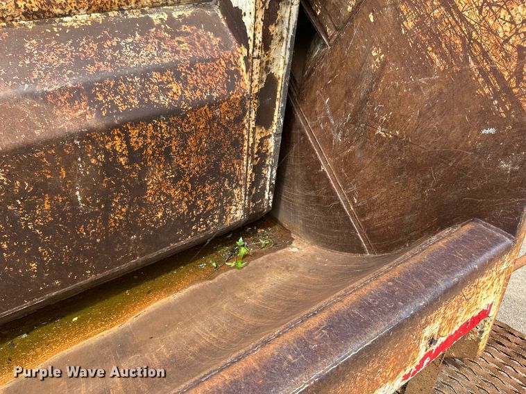 image for item EB2774 2004 Peterbilt 320 refuse truck