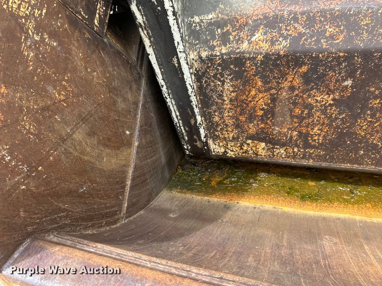 image for item EB2774 2004 Peterbilt 320 refuse truck