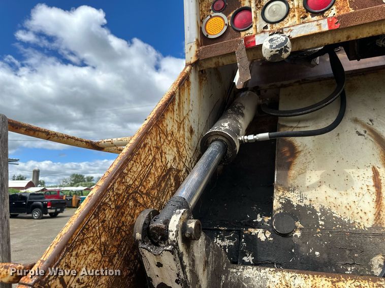 image for item EB2774 2004 Peterbilt 320 refuse truck