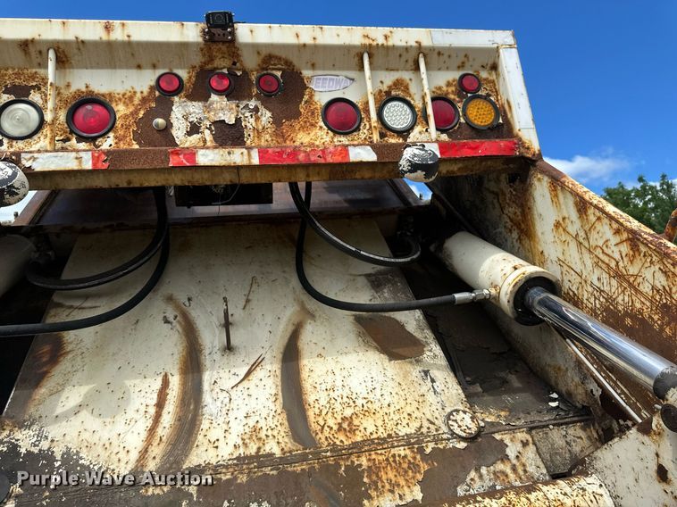 image for item EB2774 2004 Peterbilt 320 refuse truck