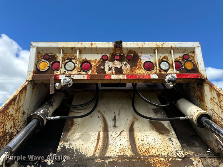 image for item EB2774 2004 Peterbilt 320 refuse truck