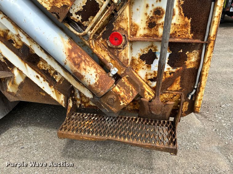 image for item EB2774 2004 Peterbilt 320 refuse truck