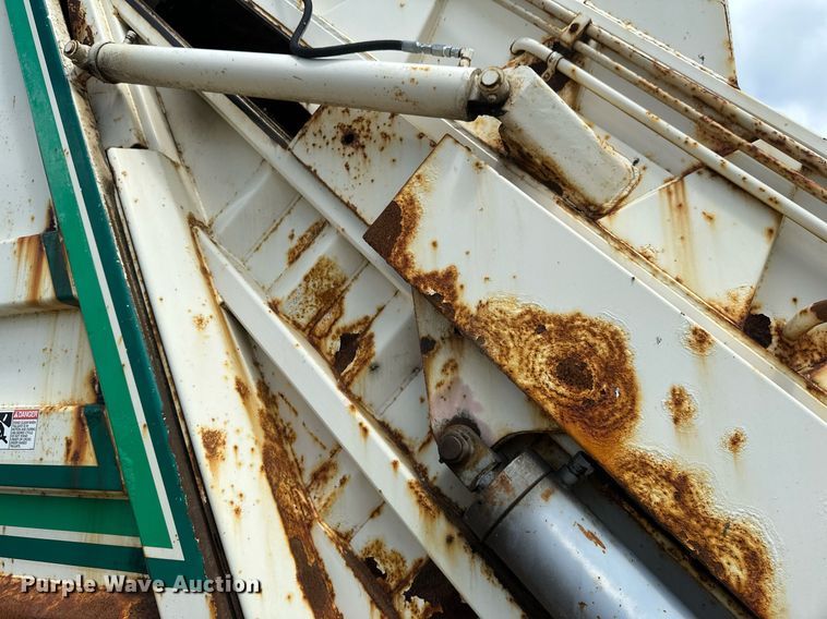 image for item EB2774 2004 Peterbilt 320 refuse truck