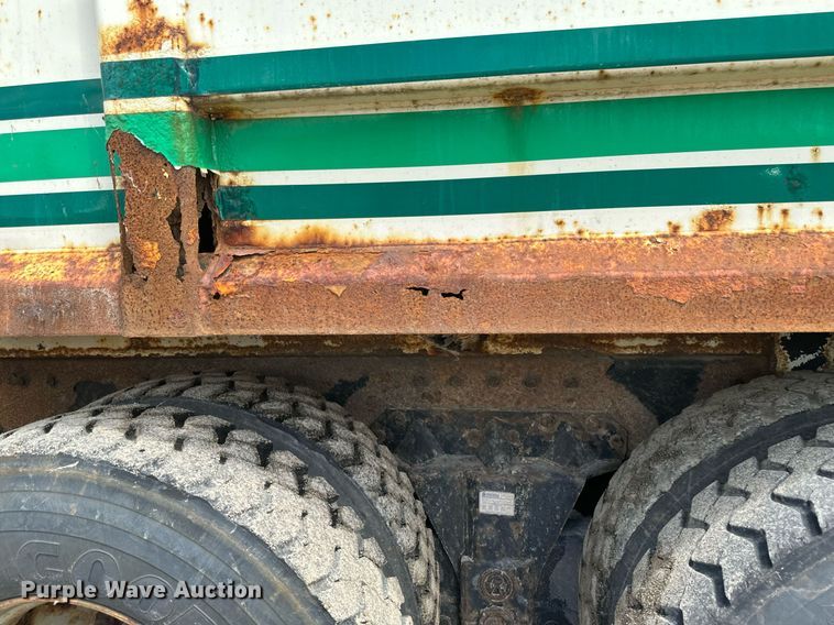 image for item EB2774 2004 Peterbilt 320 refuse truck