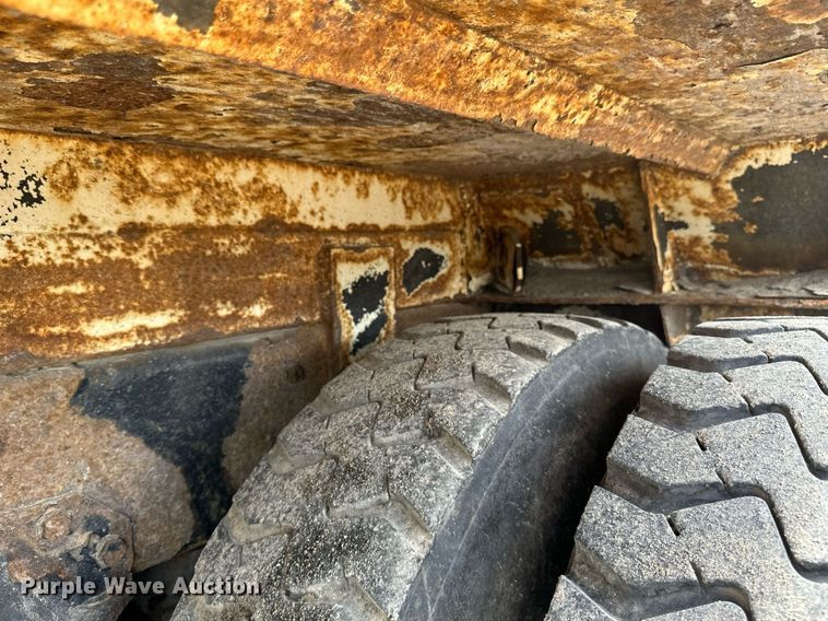 image for item EB2774 2004 Peterbilt 320 refuse truck