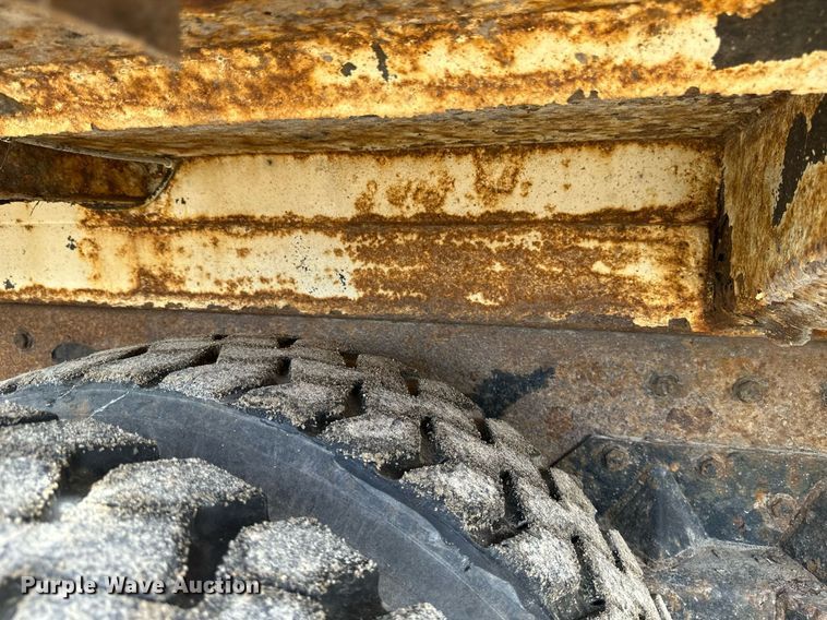 image for item EB2774 2004 Peterbilt 320 refuse truck