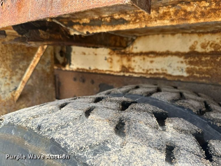 image for item EB2774 2004 Peterbilt 320 refuse truck