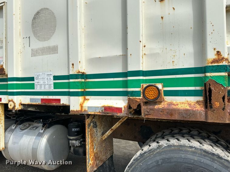 image for item EB2774 2004 Peterbilt 320 refuse truck