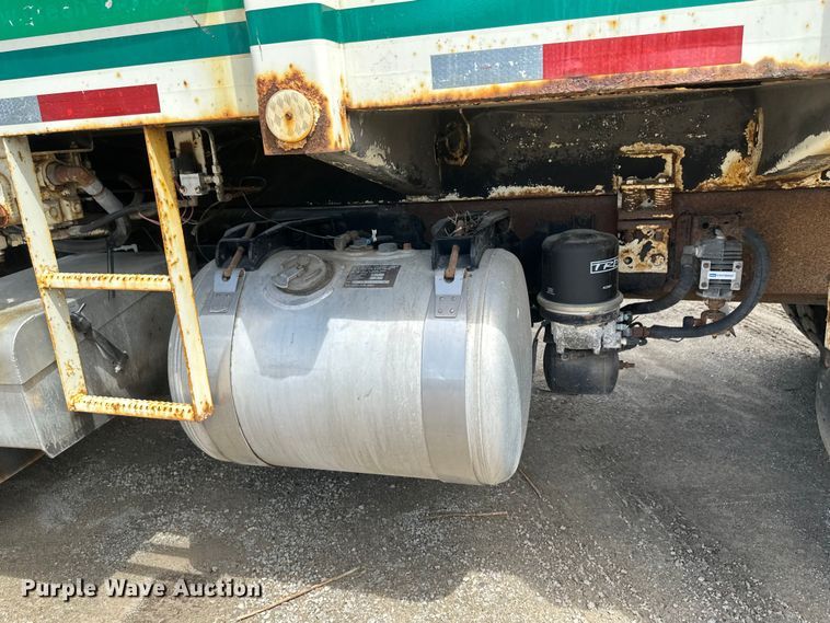 image for item EB2774 2004 Peterbilt 320 refuse truck