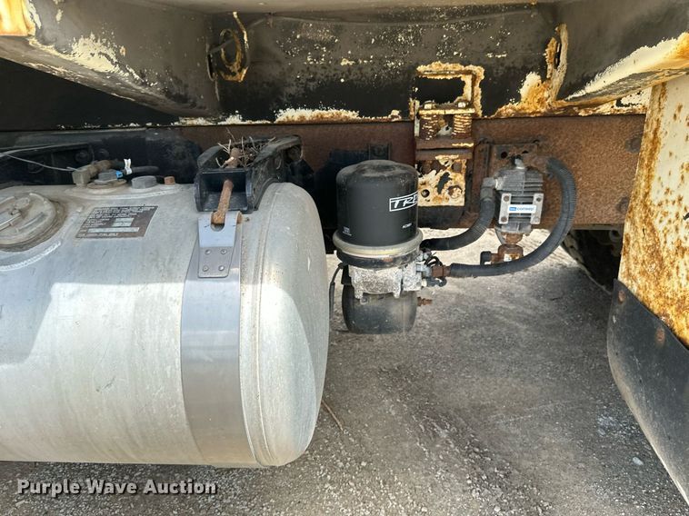 image for item EB2774 2004 Peterbilt 320 refuse truck