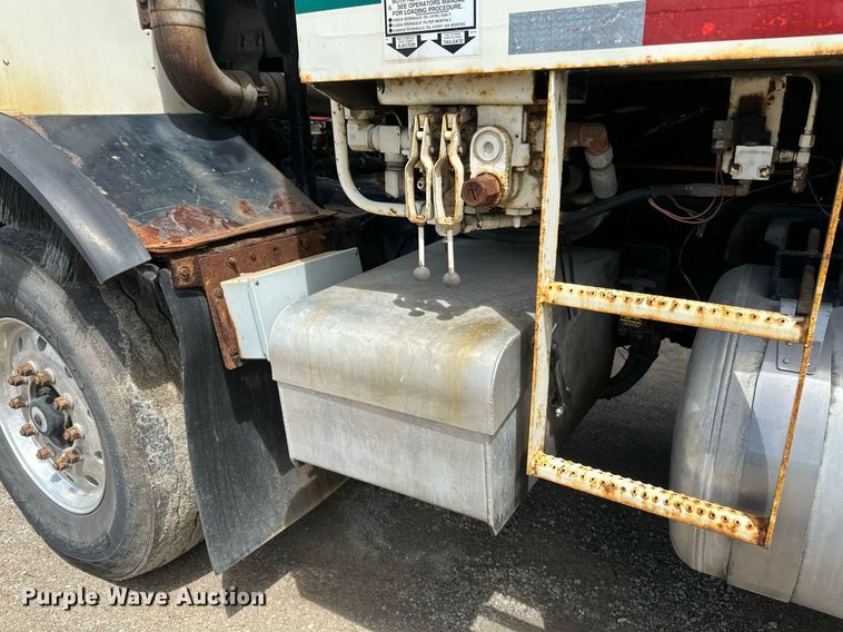 image for item EB2774 2004 Peterbilt 320 refuse truck