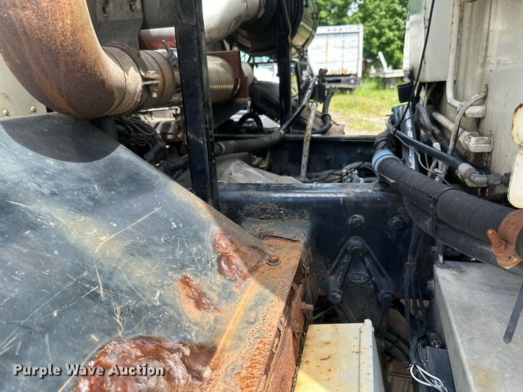 image for item EB2774 2004 Peterbilt 320 refuse truck