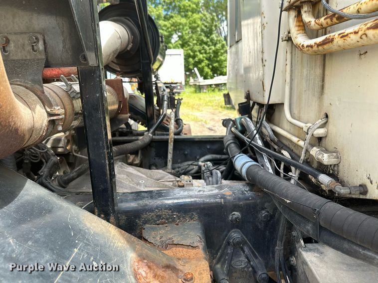 image for item EB2774 2004 Peterbilt 320 refuse truck