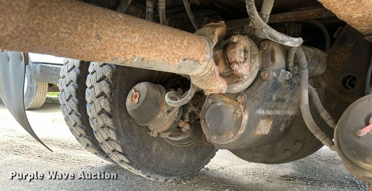 image for item EB2774 2004 Peterbilt 320 refuse truck