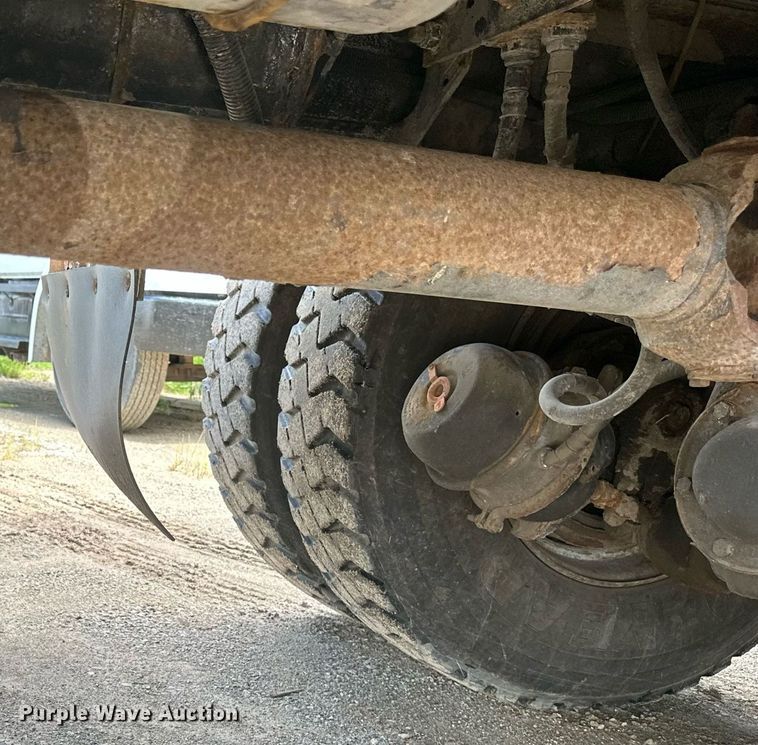 image for item EB2774 2004 Peterbilt 320 refuse truck