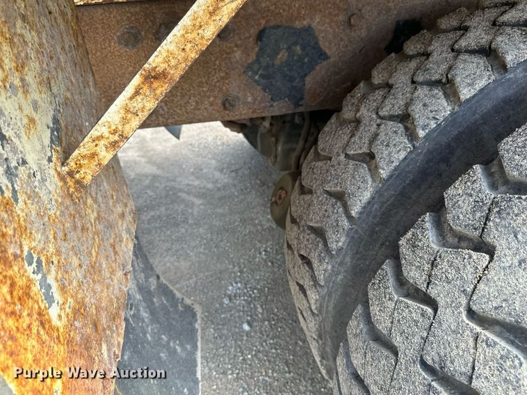 image for item EB2774 2004 Peterbilt 320 refuse truck