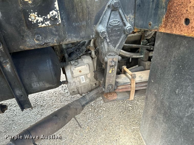 image for item EB2774 2004 Peterbilt 320 refuse truck