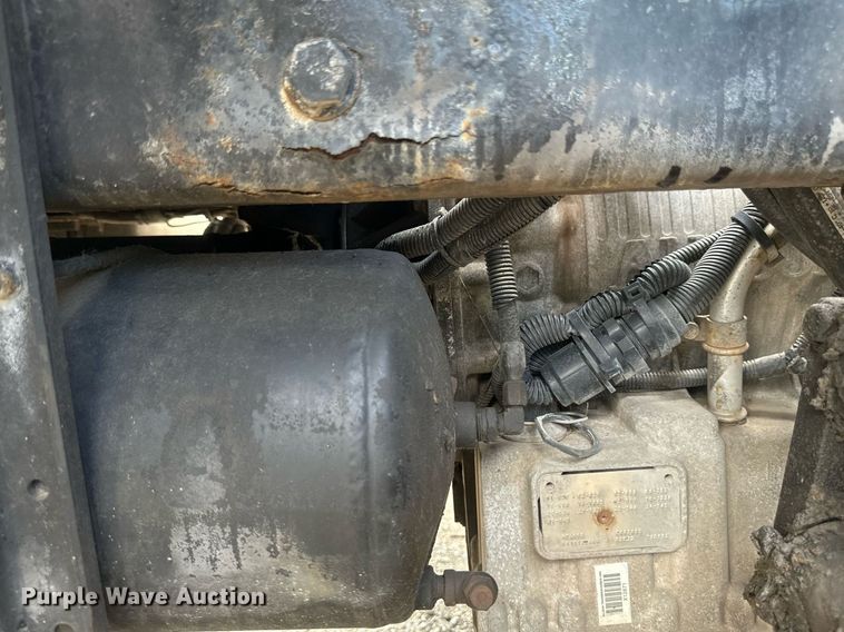 image for item EB2774 2004 Peterbilt 320 refuse truck