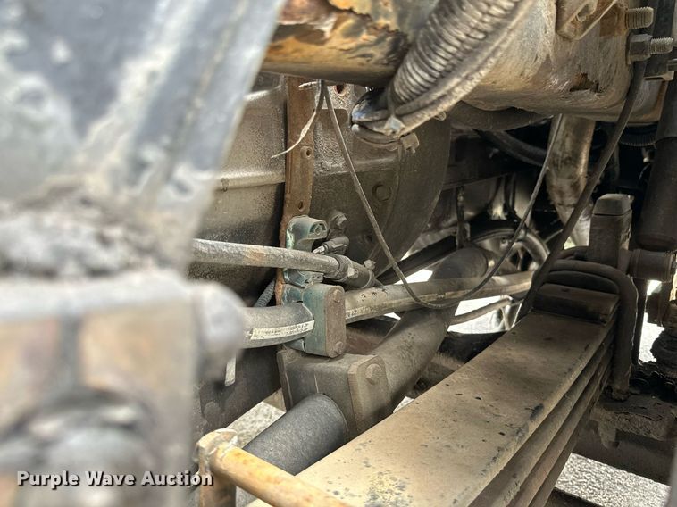 image for item EB2774 2004 Peterbilt 320 refuse truck