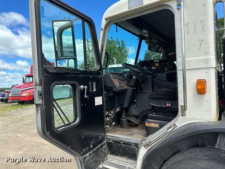 image for item EB2774 2004 Peterbilt 320 refuse truck