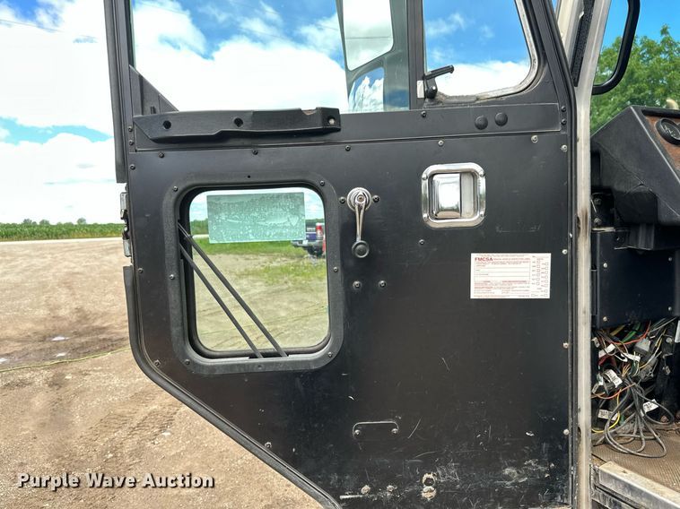 image for item EB2774 2004 Peterbilt 320 refuse truck