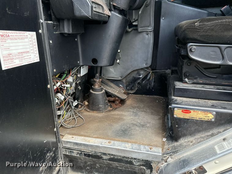 image for item EB2774 2004 Peterbilt 320 refuse truck