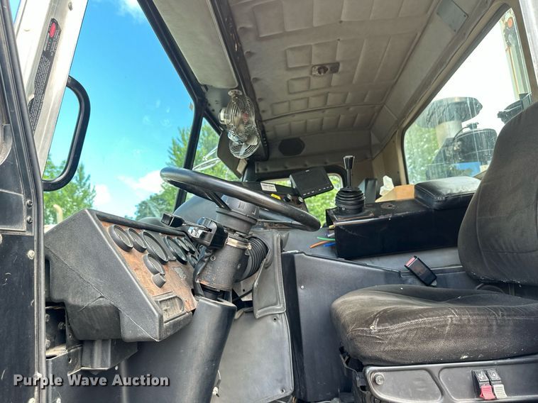 image for item EB2774 2004 Peterbilt 320 refuse truck