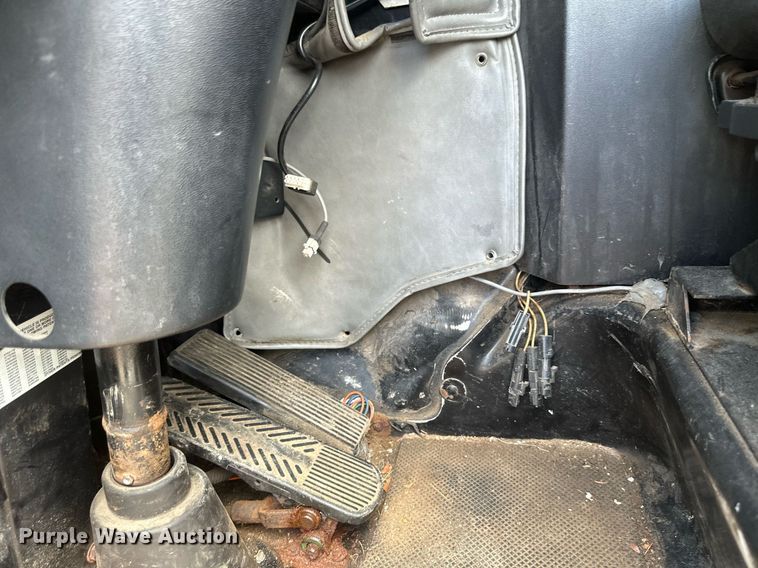 image for item EB2774 2004 Peterbilt 320 refuse truck