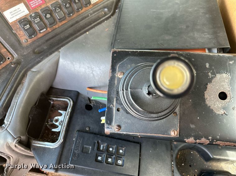 image for item EB2774 2004 Peterbilt 320 refuse truck