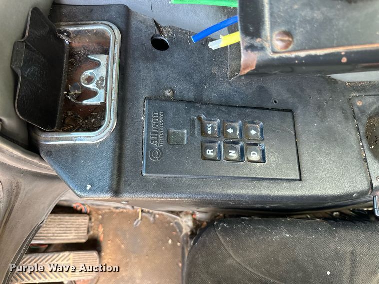 image for item EB2774 2004 Peterbilt 320 refuse truck