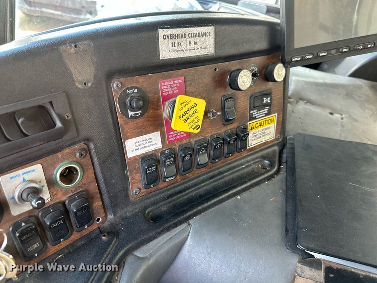 image for item EB2774 2004 Peterbilt 320 refuse truck