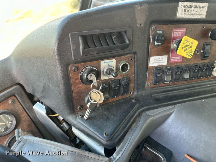 image for item EB2774 2004 Peterbilt 320 refuse truck