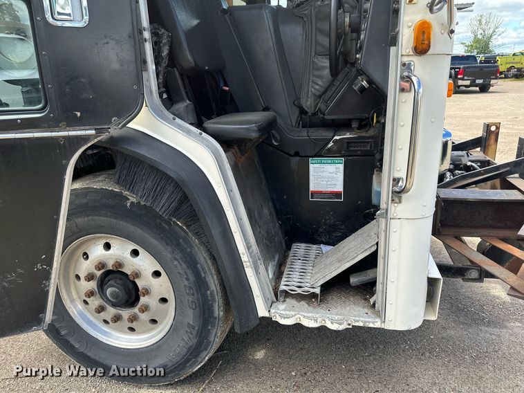 image for item EB2774 2004 Peterbilt 320 refuse truck