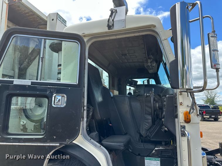image for item EB2774 2004 Peterbilt 320 refuse truck