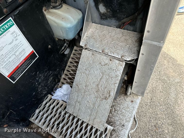 image for item EB2774 2004 Peterbilt 320 refuse truck