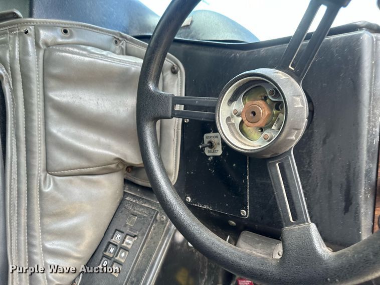 image for item EB2774 2004 Peterbilt 320 refuse truck