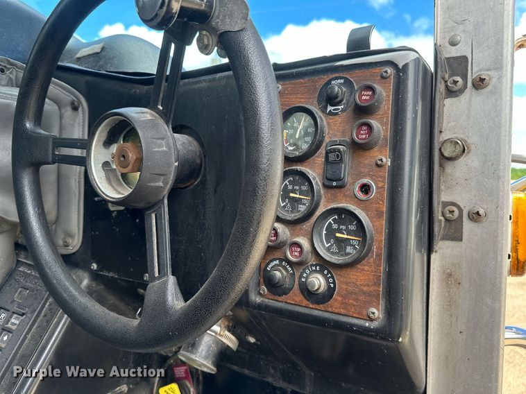 image for item EB2774 2004 Peterbilt 320 refuse truck