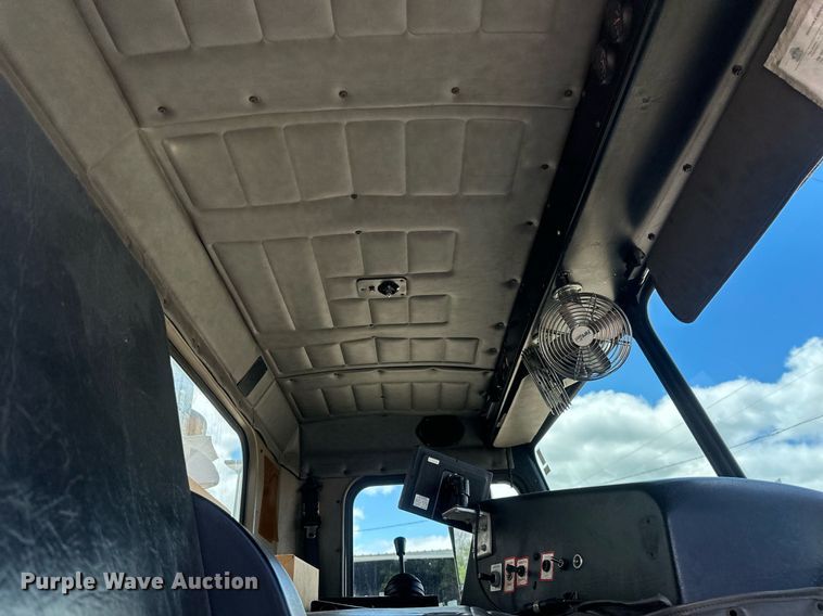 image for item EB2774 2004 Peterbilt 320 refuse truck