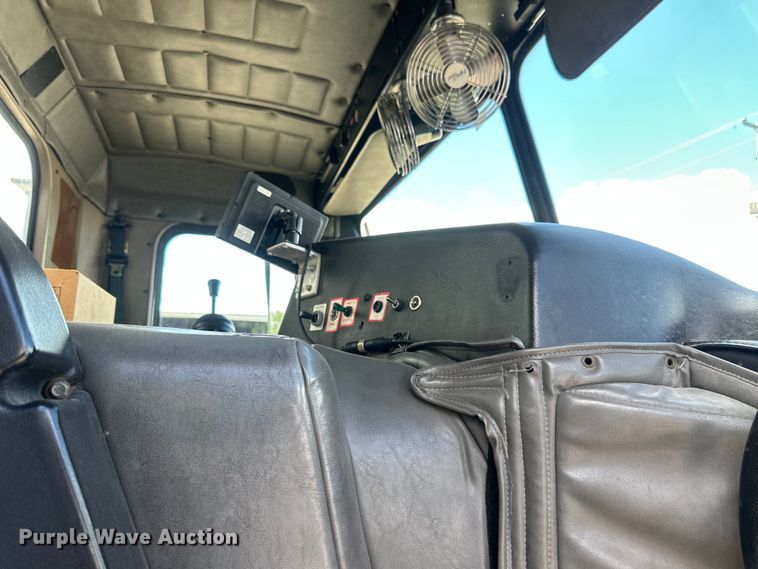 image for item EB2774 2004 Peterbilt 320 refuse truck