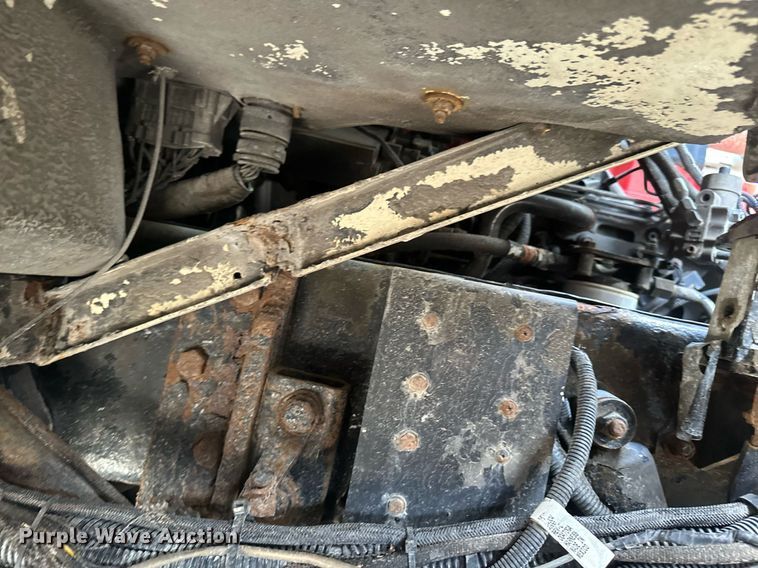 image for item EB2774 2004 Peterbilt 320 refuse truck