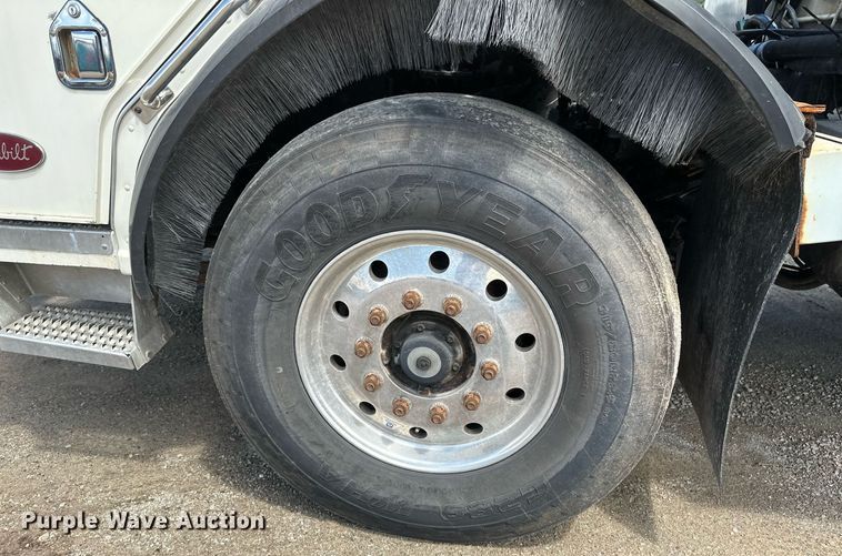 image for item EB2774 2004 Peterbilt 320 refuse truck