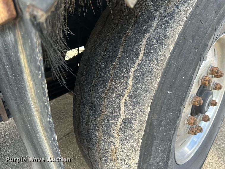 image for item EB2774 2004 Peterbilt 320 refuse truck