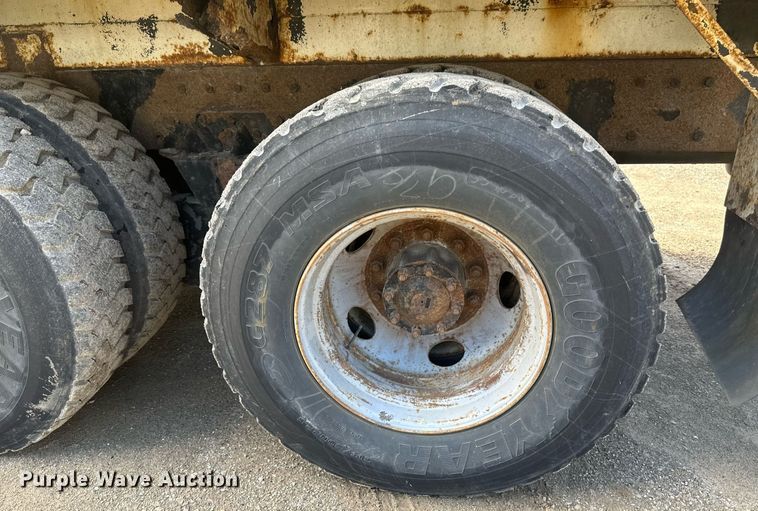 image for item EB2774 2004 Peterbilt 320 refuse truck