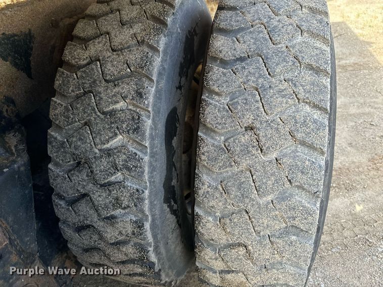 image for item EB2774 2004 Peterbilt 320 refuse truck