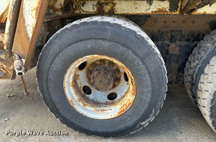 image for item EB2774 2004 Peterbilt 320 refuse truck