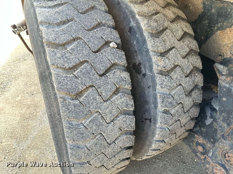 image for item EB2774 2004 Peterbilt 320 refuse truck